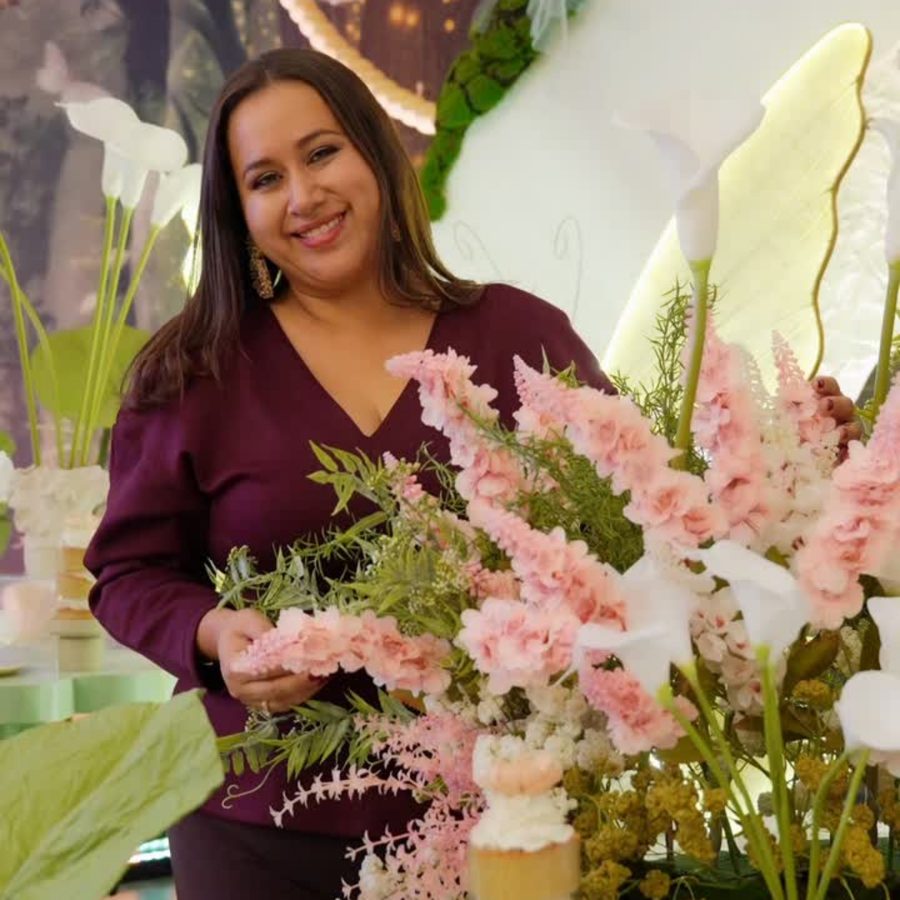 Corazón de Melon Fiestas, invitada especial de R-evolución Orlando, entre sus arreglos florales